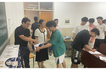 学院开展暑期留校考研学生慰问活动